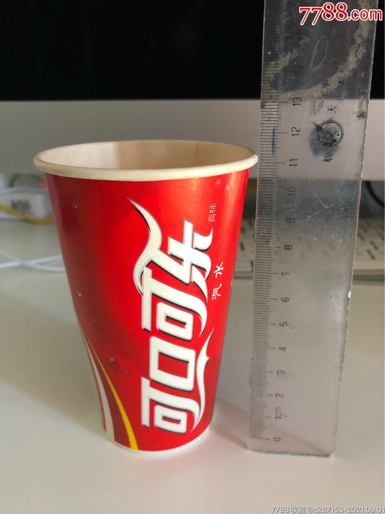 为了美观,人们给调了色,才变成我们现在看到的棕褐色说起可口可乐