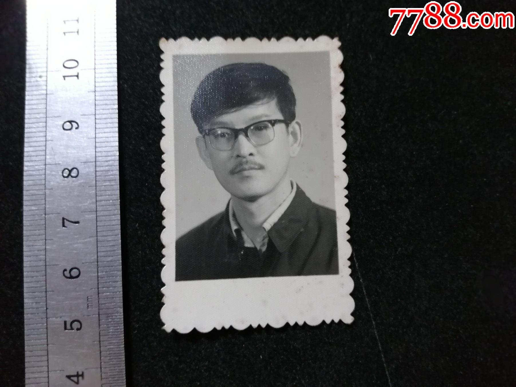 小胡子青年,眼镜,1980年