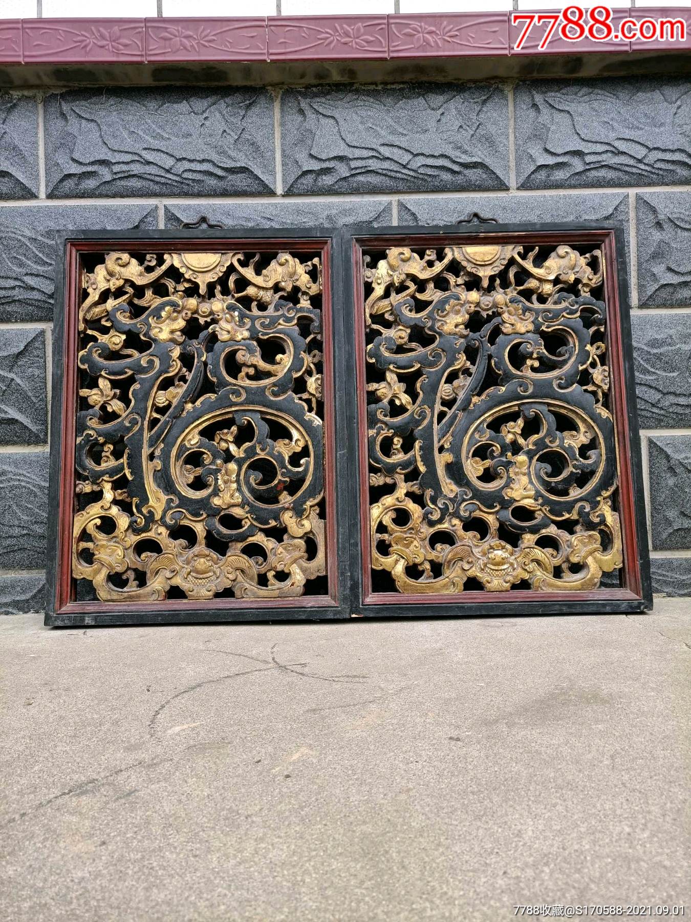 龙纹福寿花板采用镂空雕刻描金工艺雕刻技艺高超图案精美设计精巧古朴