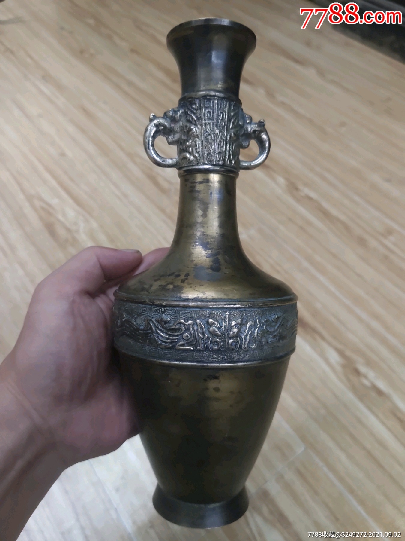 日本仿古纹饰铜赏瓶