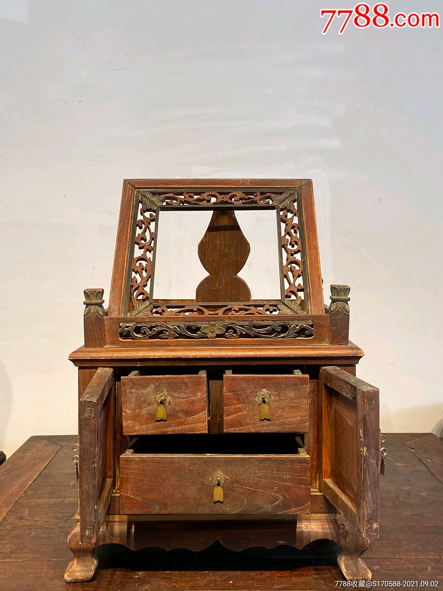 清代老梳妆台,分体式,三抽,刻花漂亮,做工精细,全品.尺寸:43/36/42cm