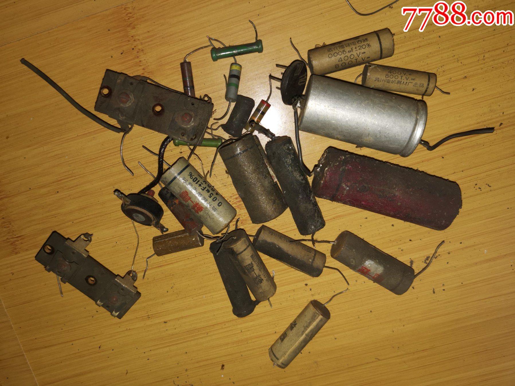 电子管收音机电容一堆