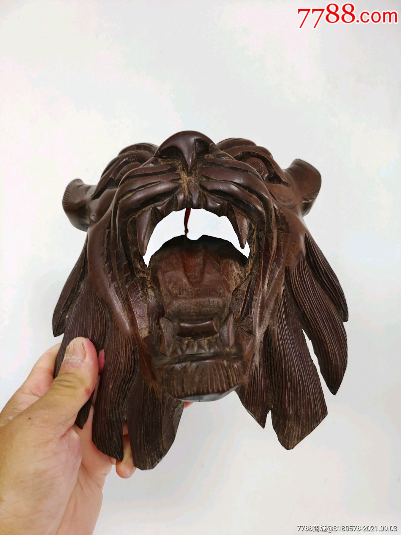 八*十年代高22厘米手工镂空雕刻鸡翅木虎头挂件一个,品好如图,无磕碰