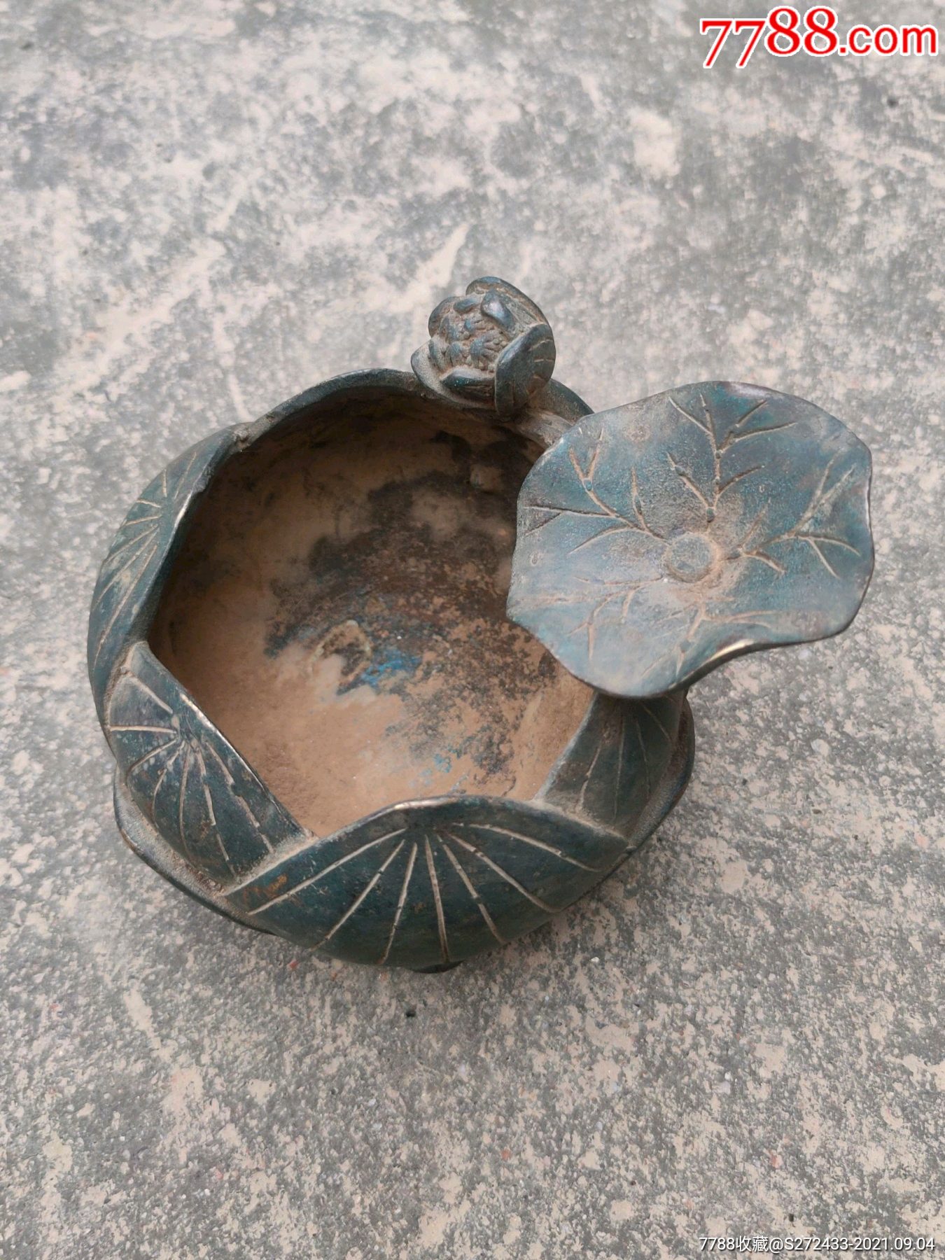 收来,铜荷花笔洗一个,造型漂亮,品相完整,尺寸:高8.4cm,总长11.5cm.