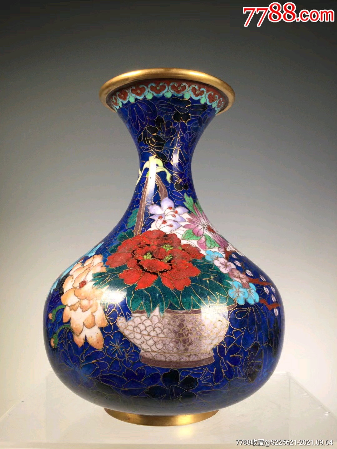 创汇时期蓝釉万花底花篮纹景泰蓝玉壶春瓶