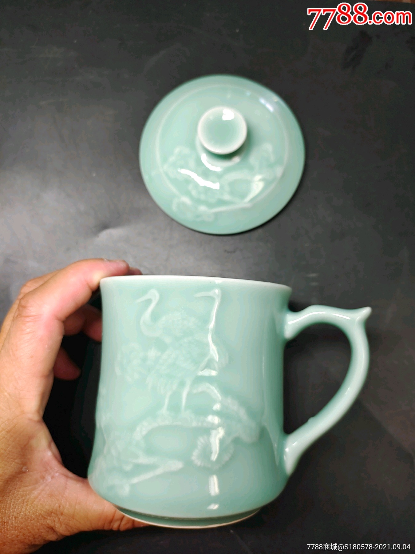 戊戌年中国龙泉底款口径9.5厘米龙泉青瓷釉下图松鹤对图盖把杯一套