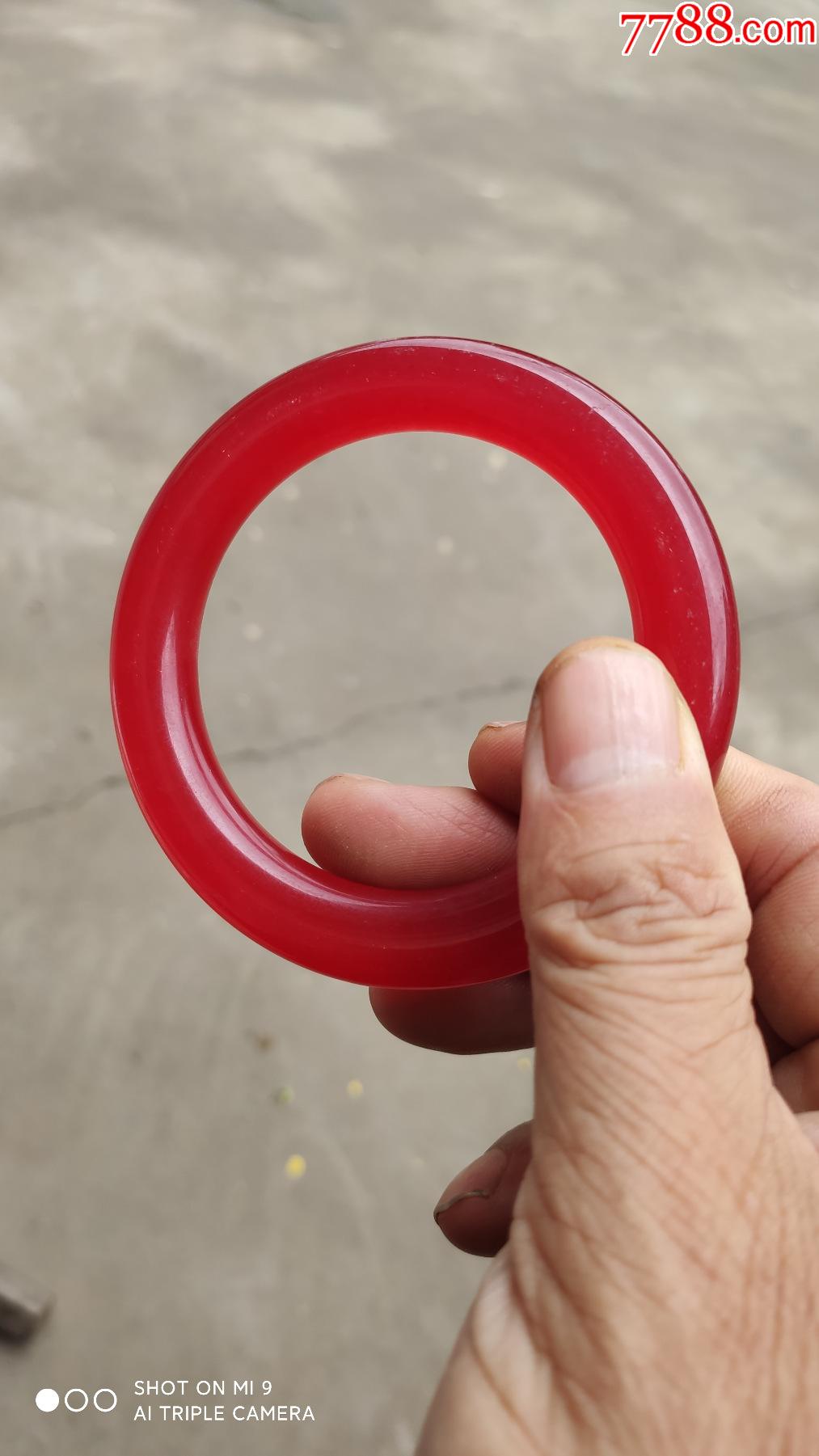 玉手镯一个;红玉粹手镯1个内径6.0厘米