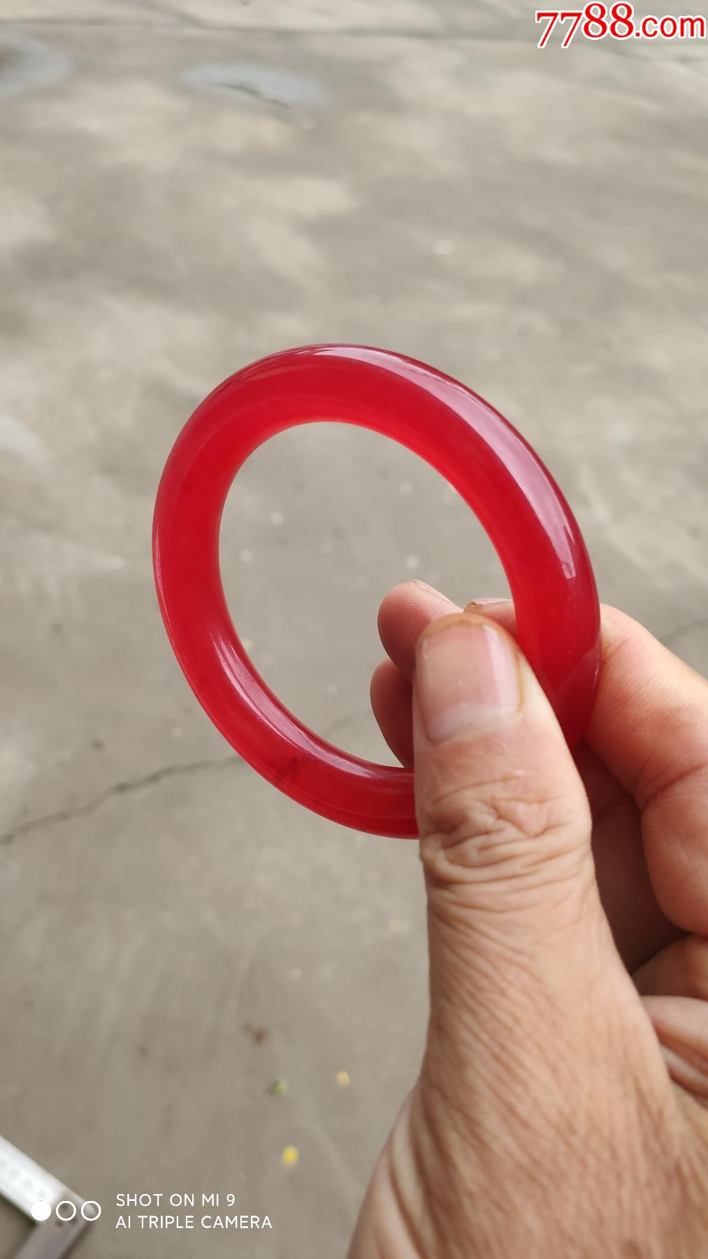 玉手镯一个红玉粹手镯内径60厘米
