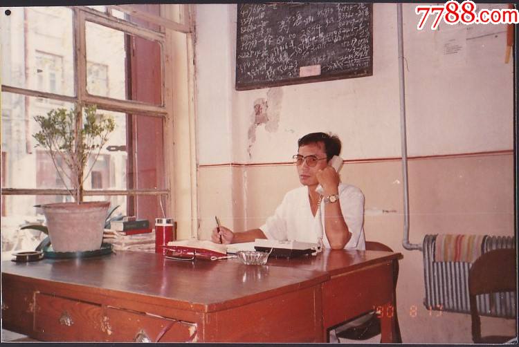 90年男子办公室打电话留影