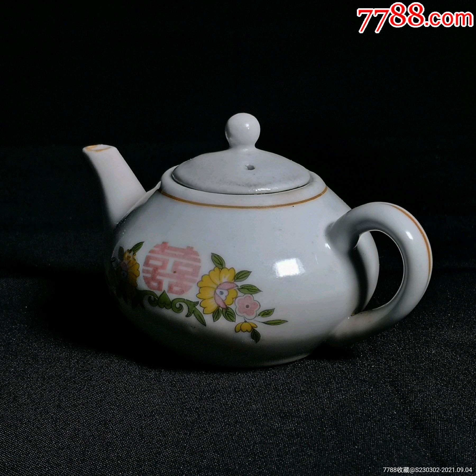 青花瓷粉彩老茶壶