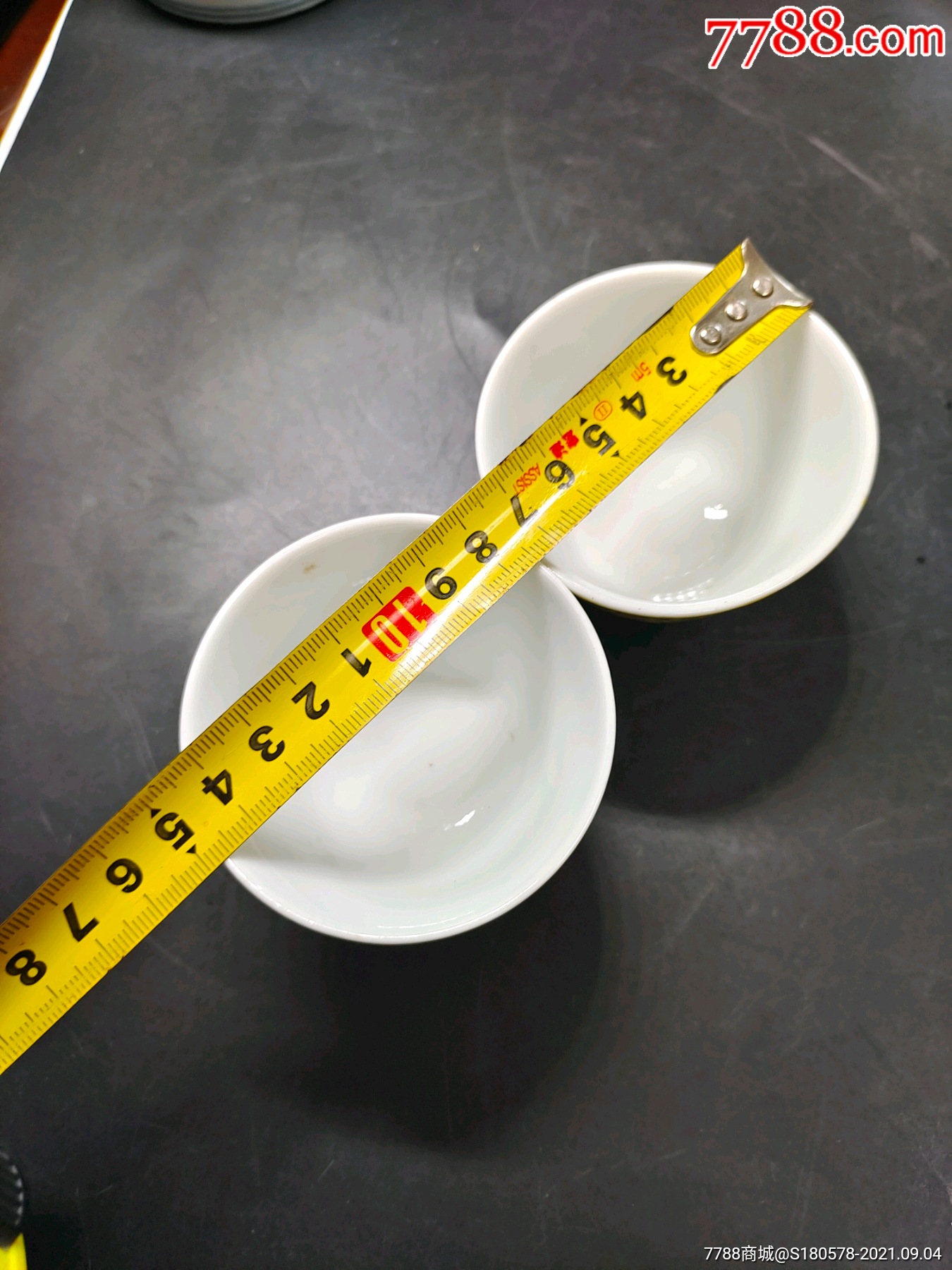 八十年代口径75厘米黄底钩子寿字纹洋莲花图粉彩酒茶杯2个一个有黑色