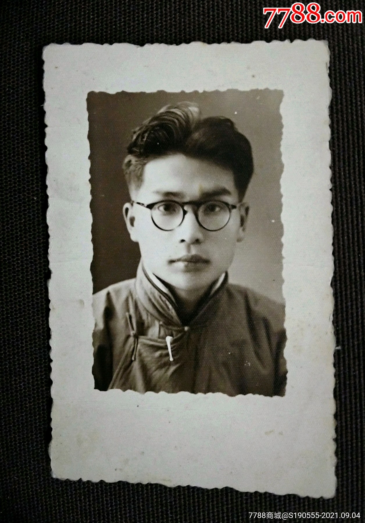 老照片民国时期穿大褂戴眼镜的男青年