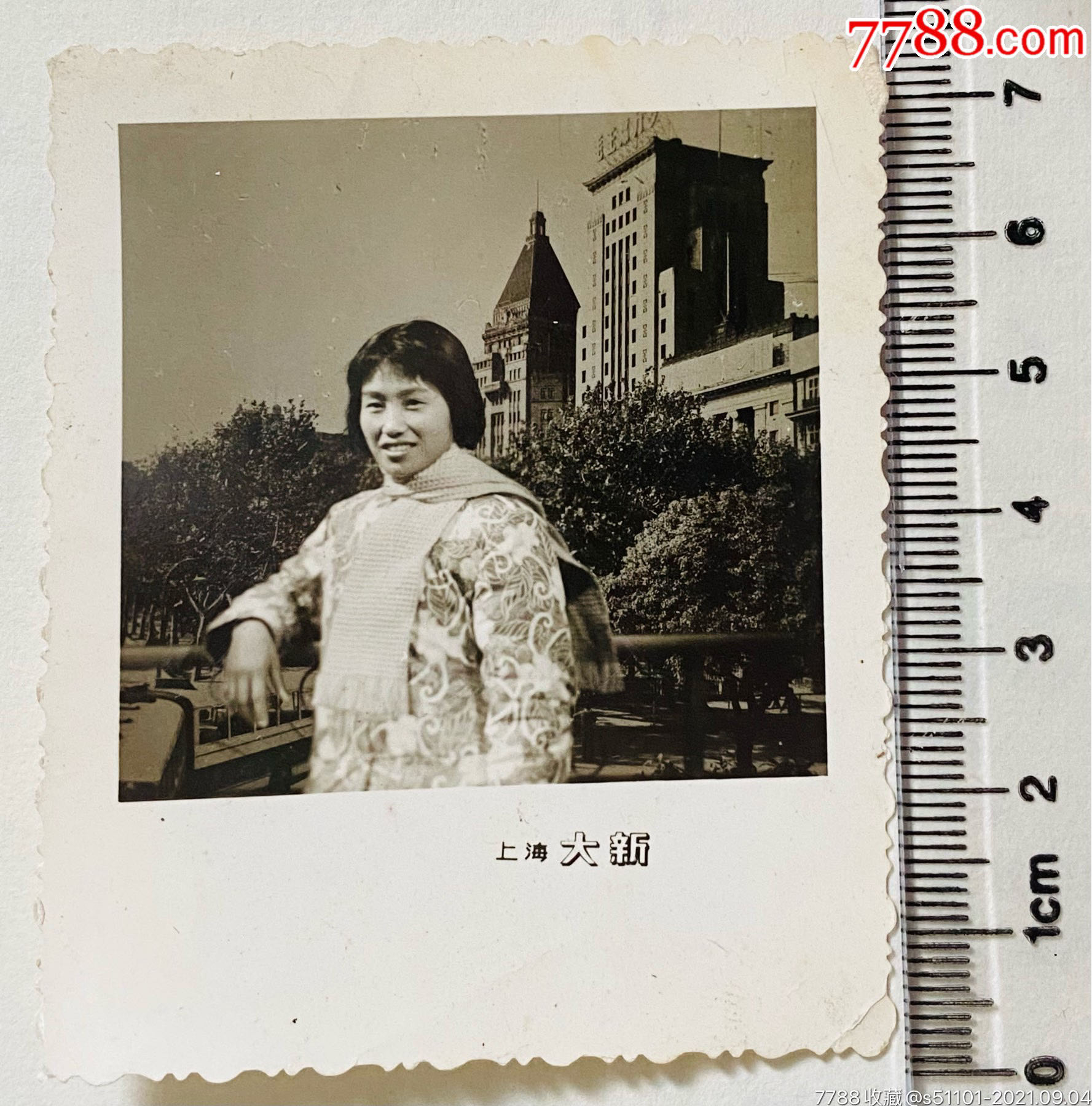 早期姑娘在上海外滩留影照