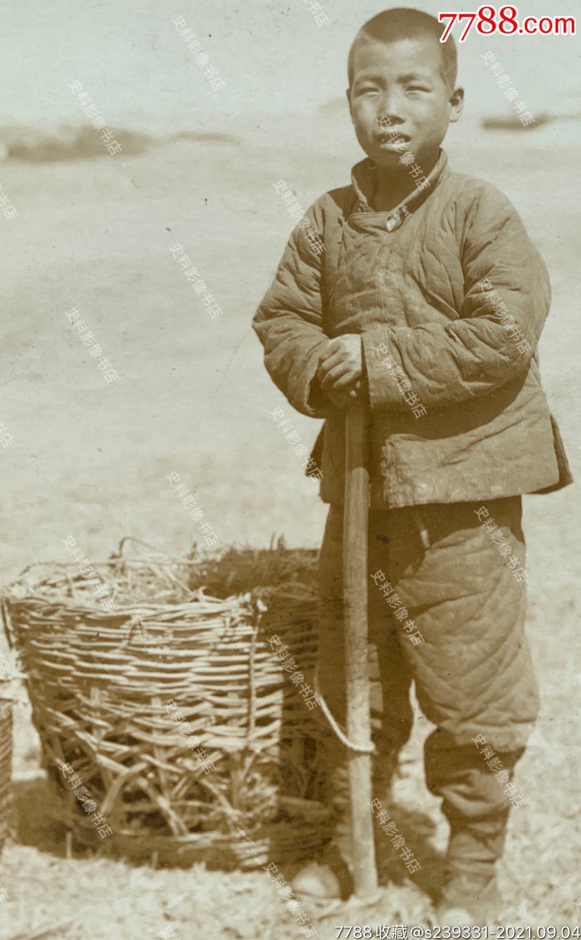 民国时期路边的两位拾荒少年原版老照片一枚