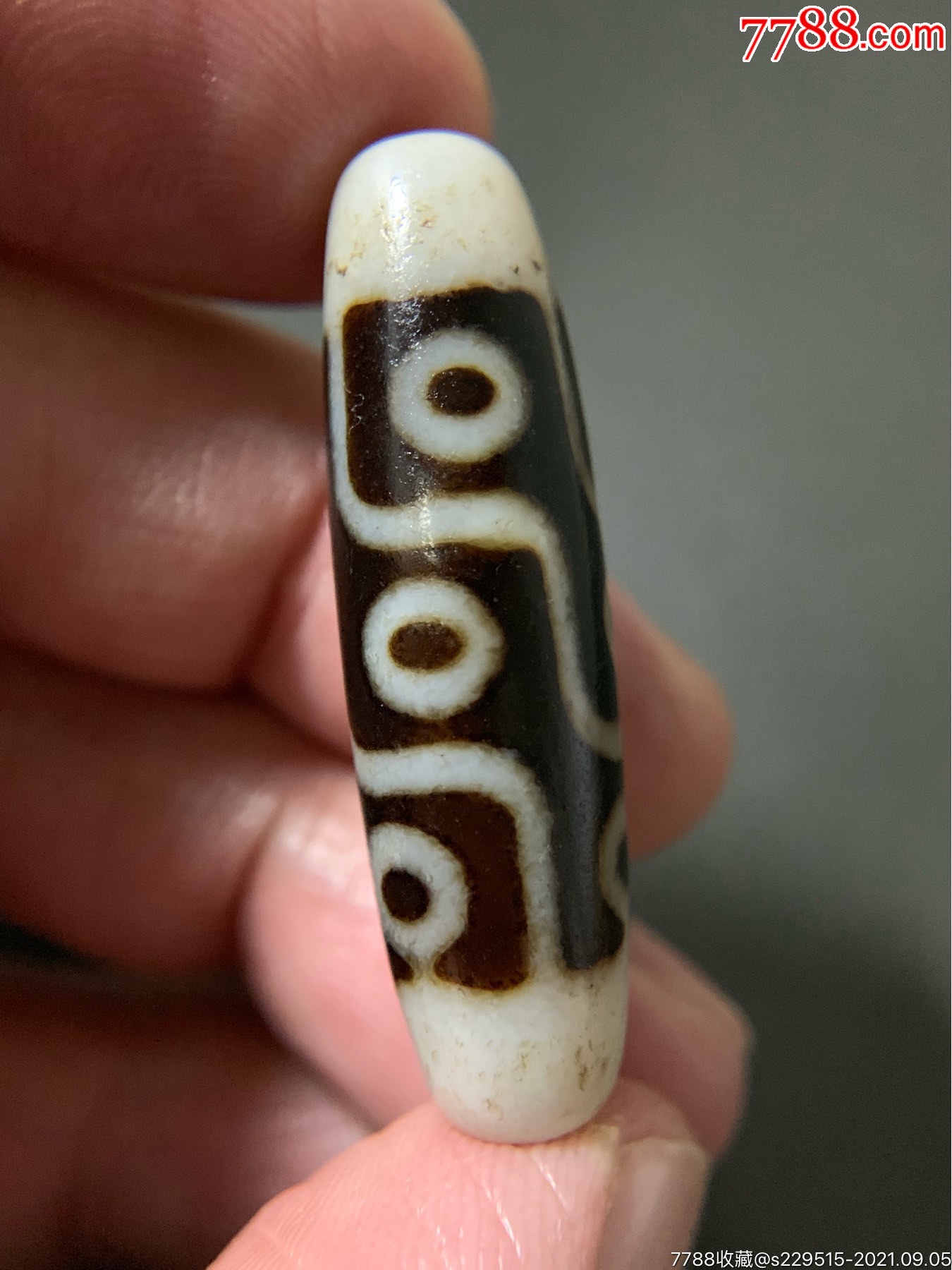 藏传奶白底九眼天珠38.2*11.2毫米