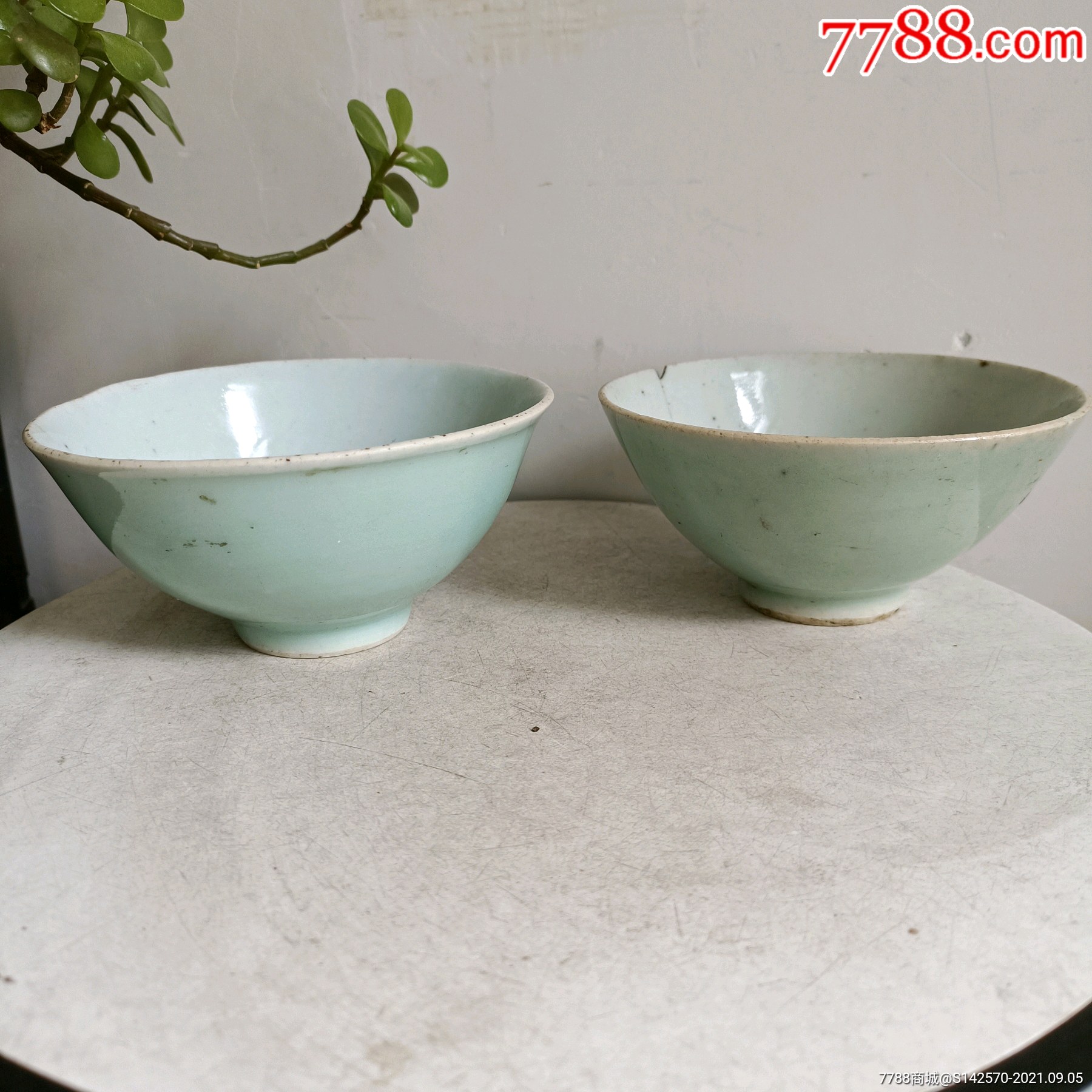 清代中期嘉道豆青茶碗两个一个完整一个有冲线如图保老保真