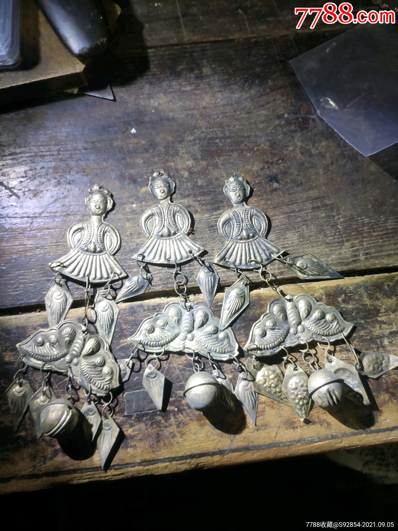 少数民族人物造型银帽饰