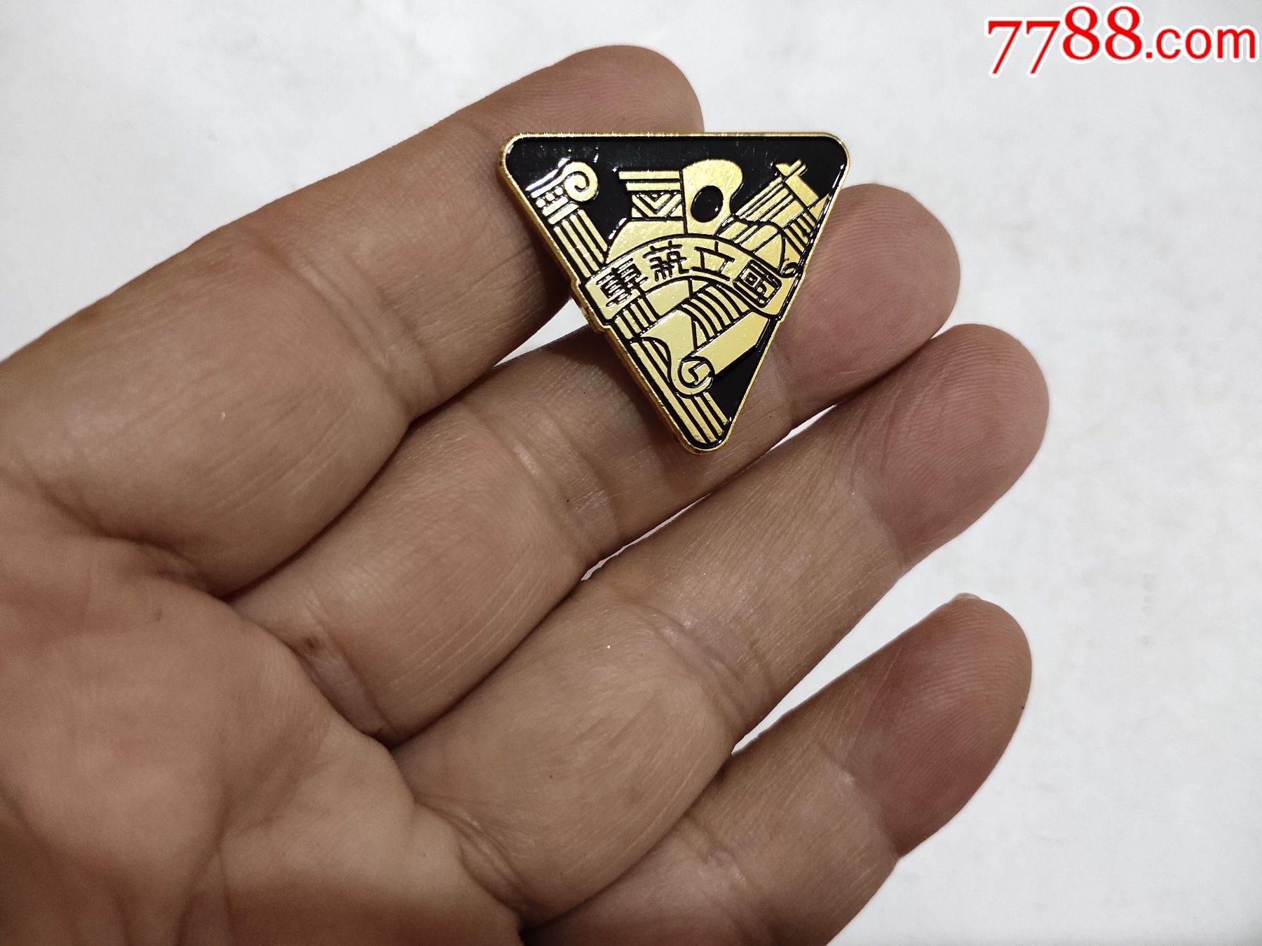 国立艺专纪念版校徽