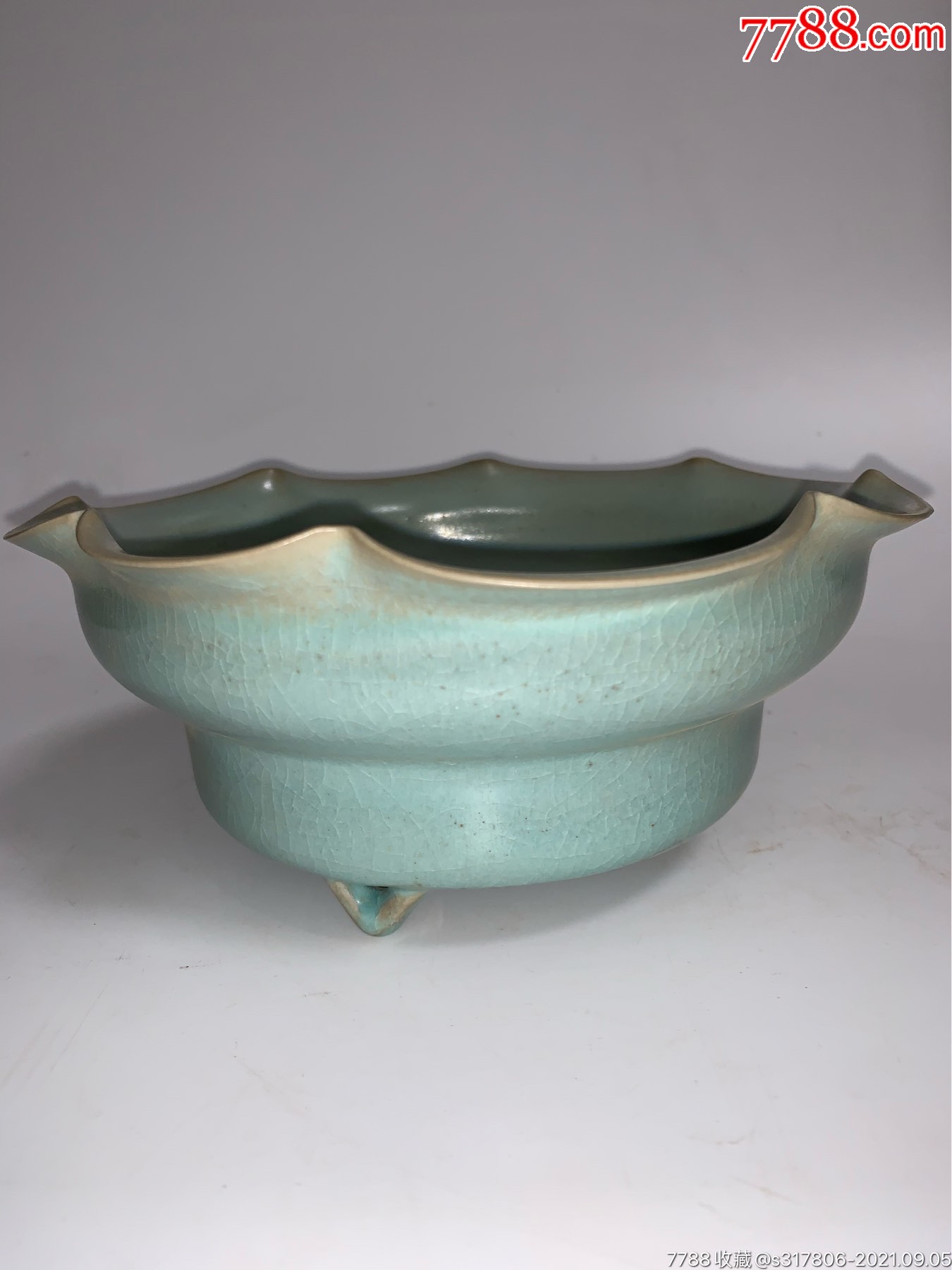 汝窑花口三足炉