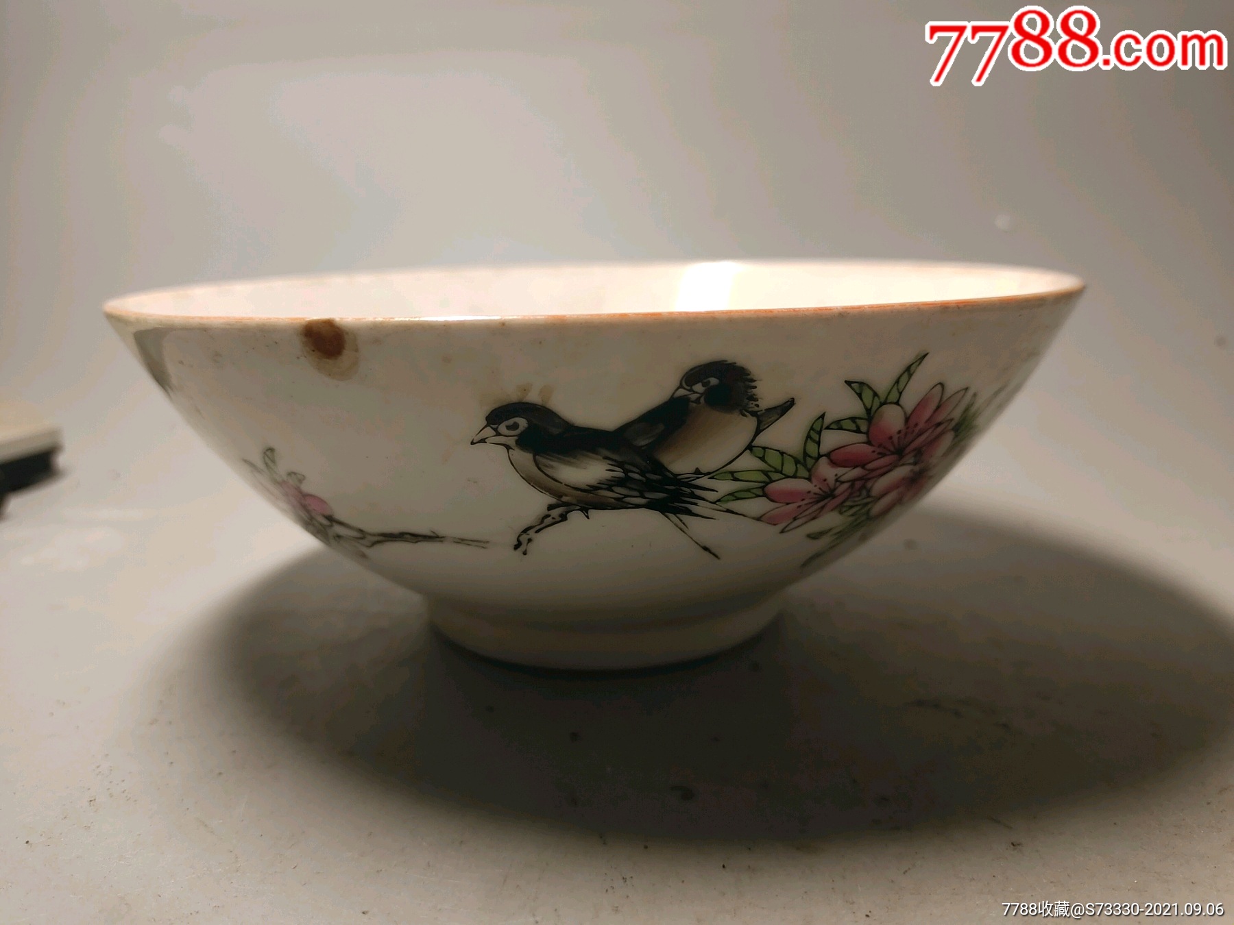 70年代,粉彩手绘喜鹊登梅大碗一只,磕