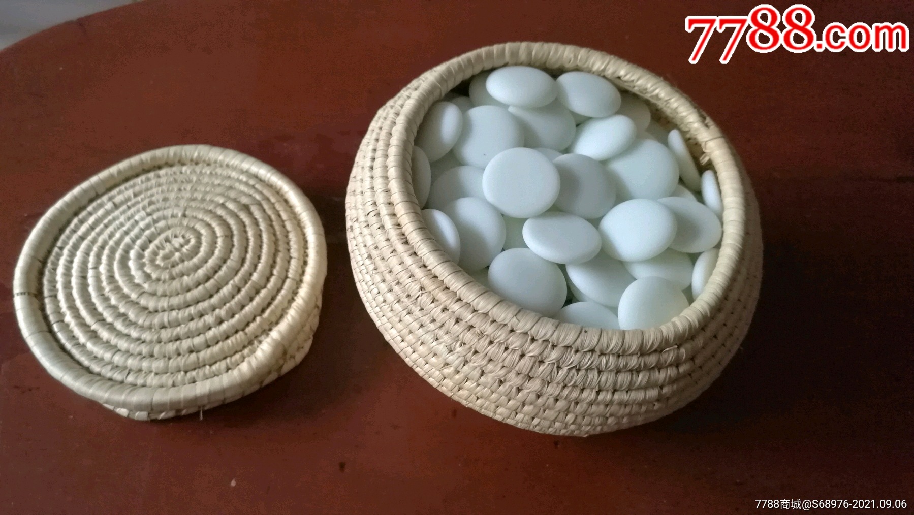 云子围棋白子一盒181粒草编娄棋子质地细腻色泽晶莹柔和可惜的是只有