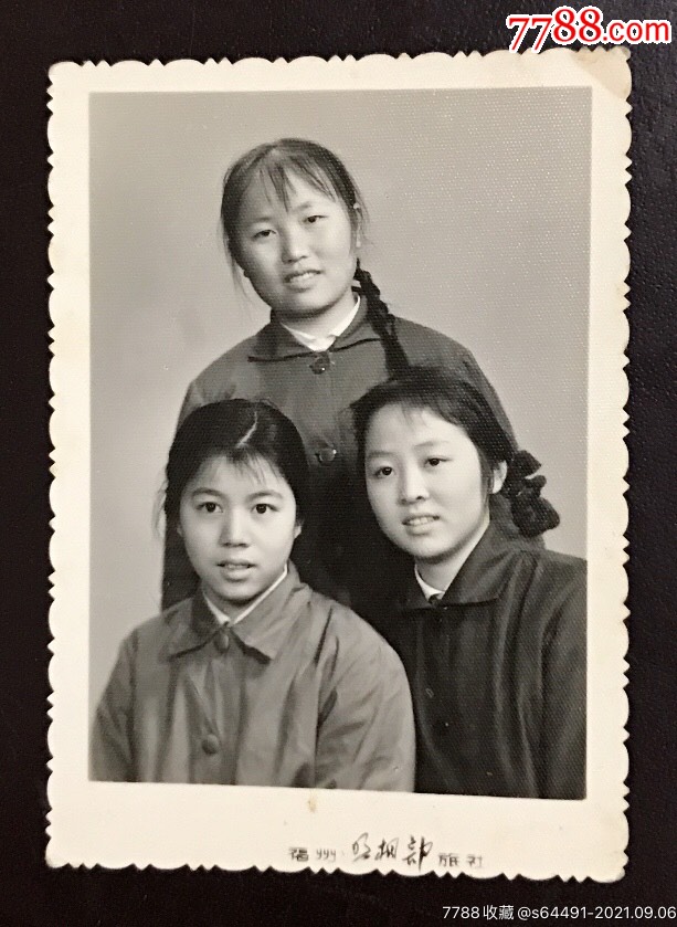 六十年代,长辫子姑娘合影(福州照相部旅社)