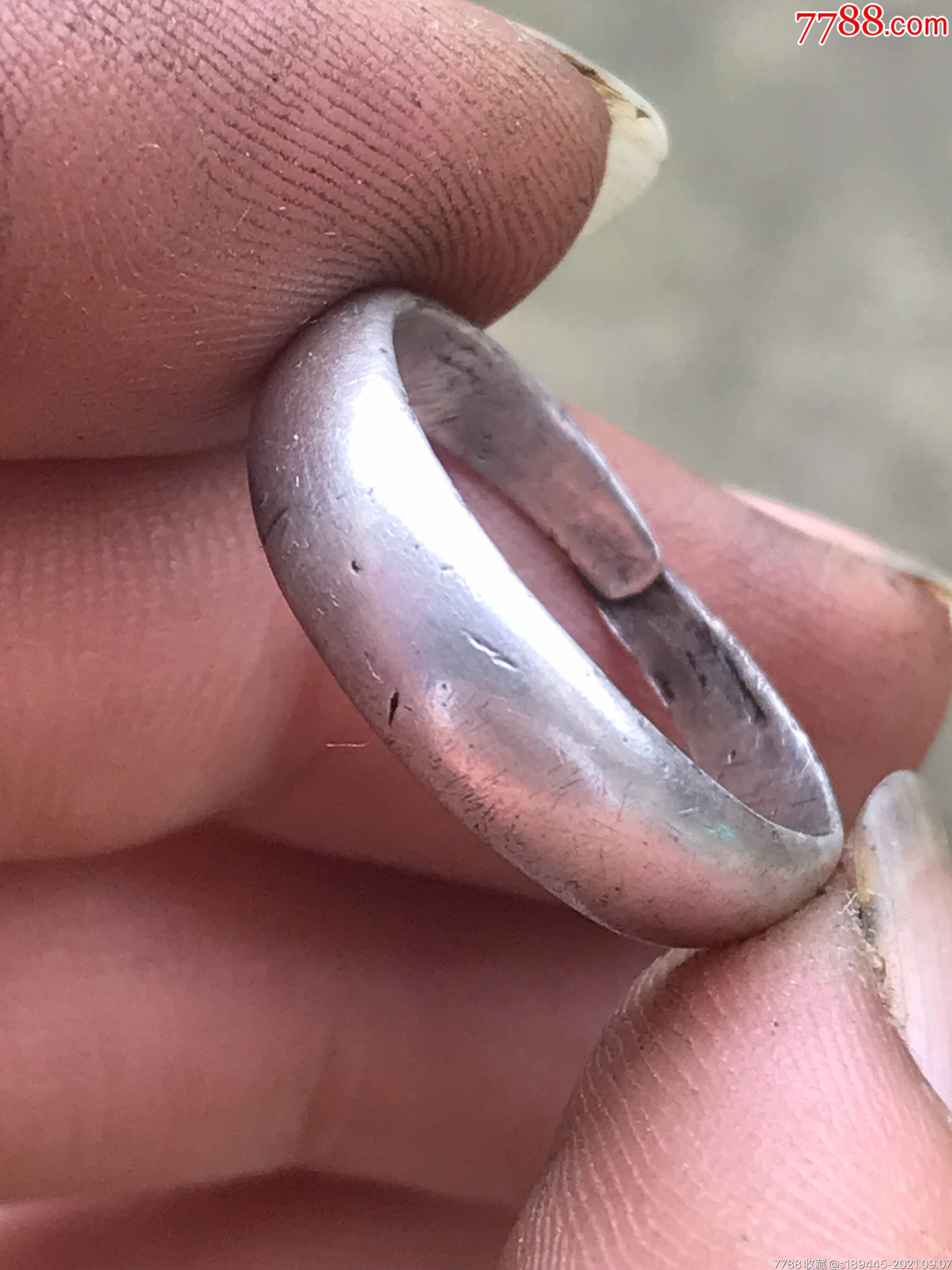 老银戒指,素面无工,银质好,完整无断裂,品相如图保真保老不议价