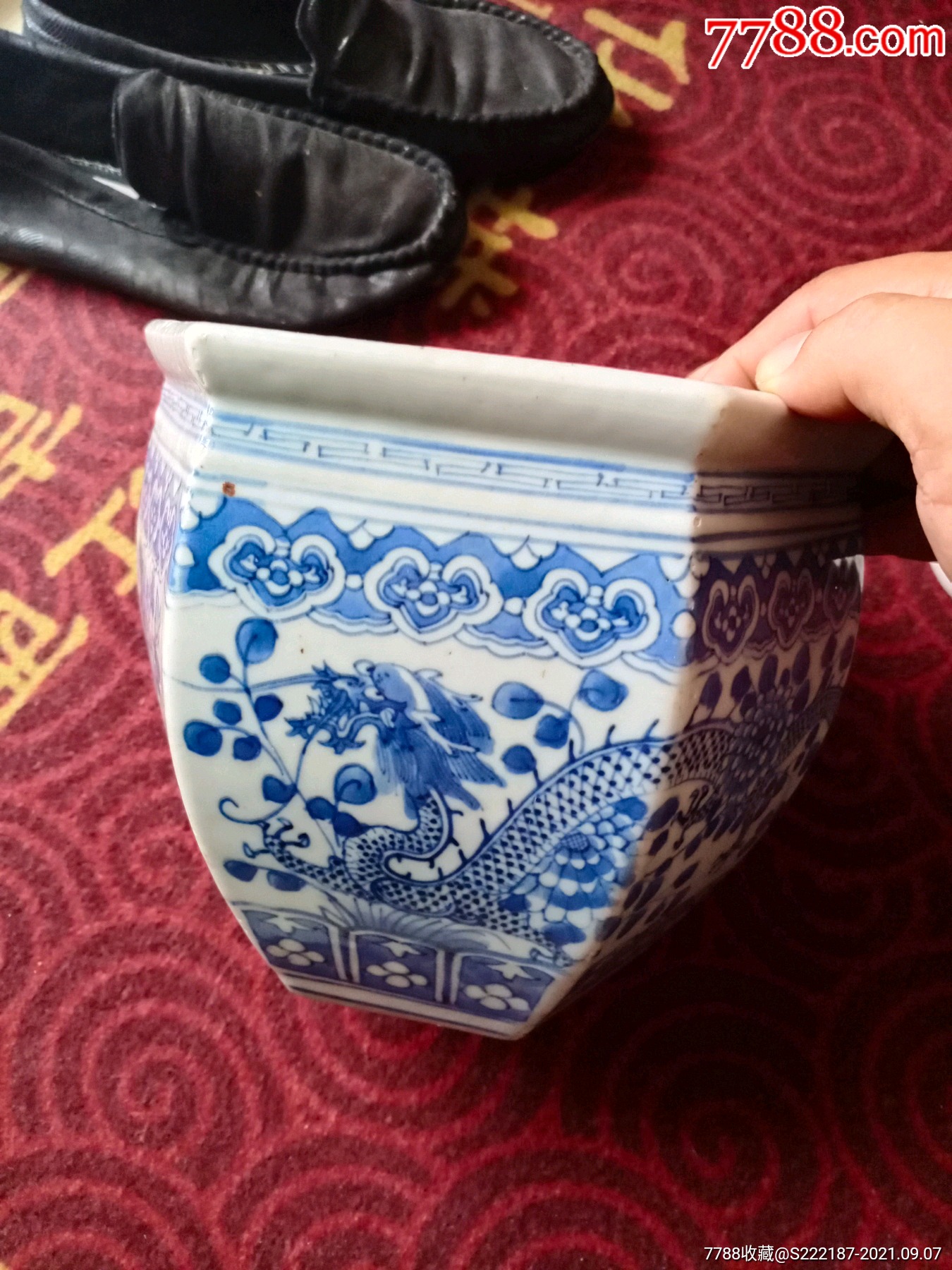 真清光绪青花穿花龙纹六方卷缸