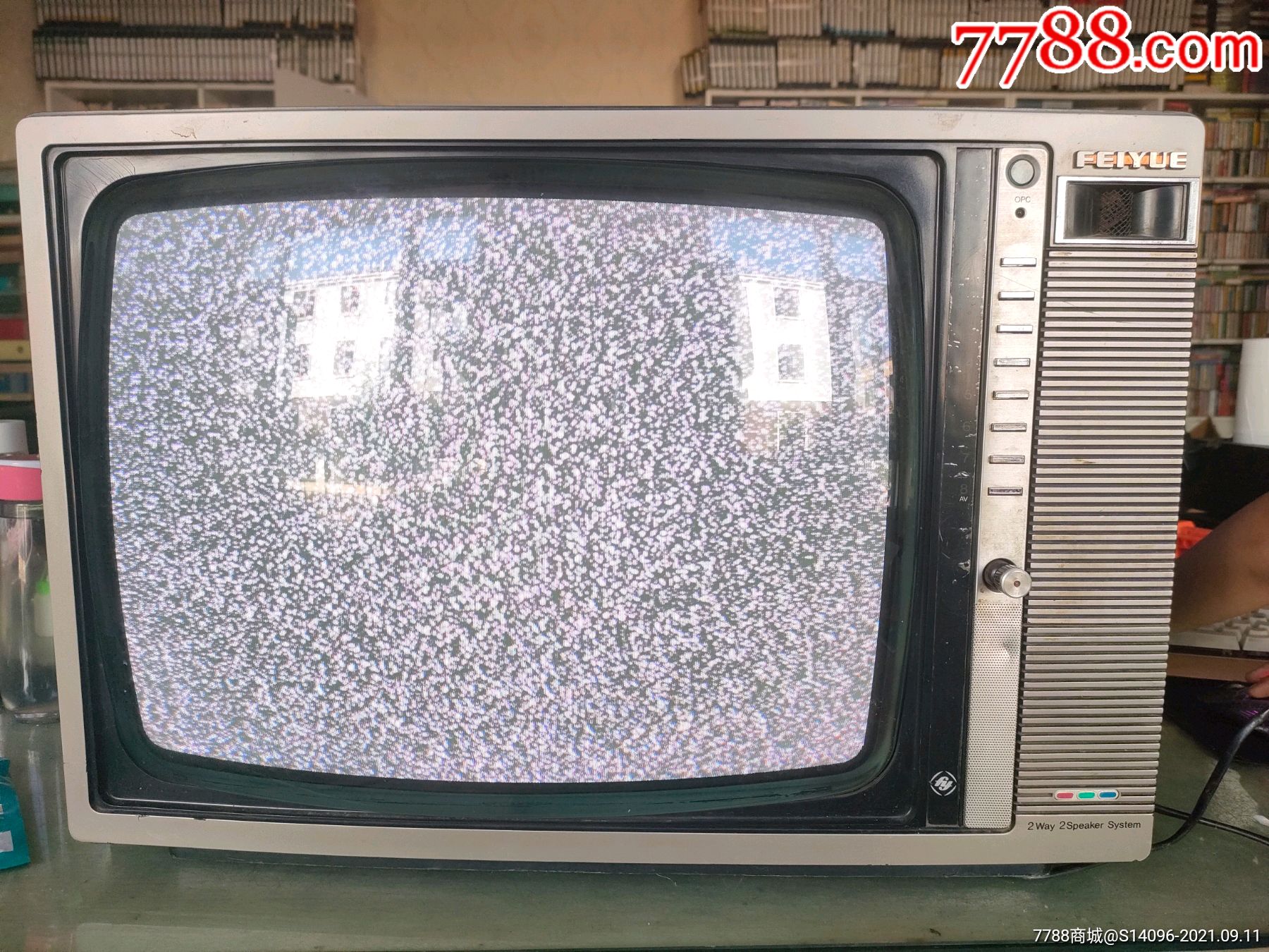 飞跃47c22木头外盒电视机开机屏幕亮有声音