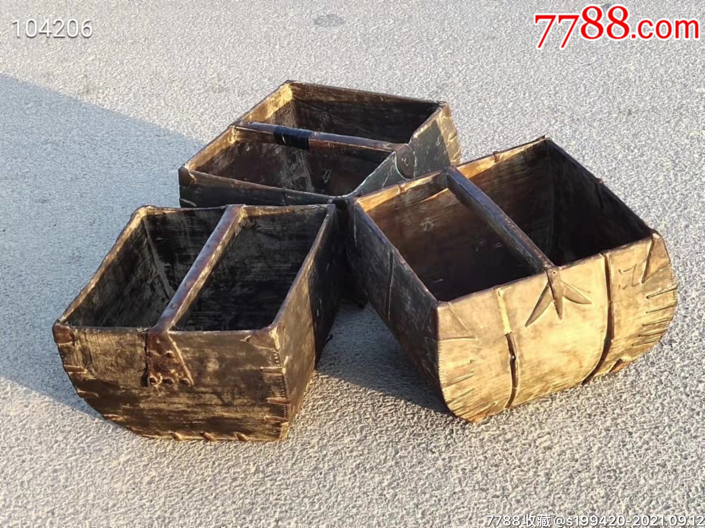 清代老米斗一组三个,纯手工打造,做工精细,保存完整,品相如图.