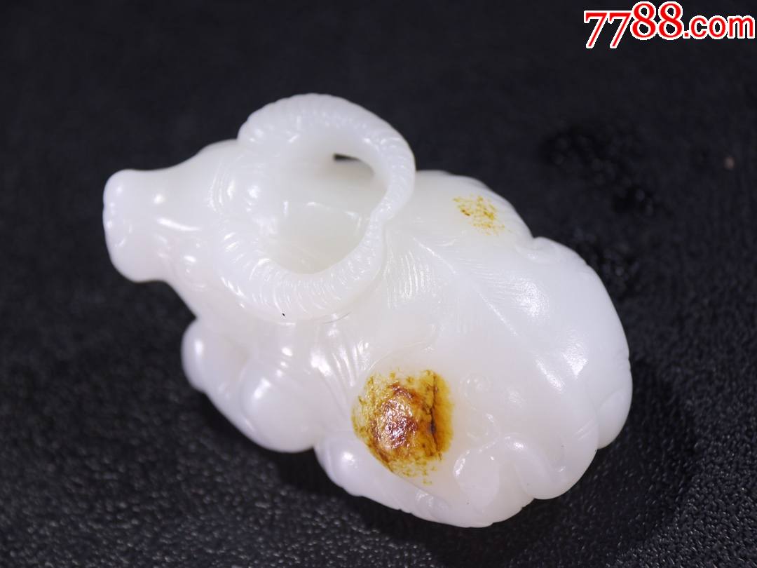 和田玉籽料卧牛玉雕