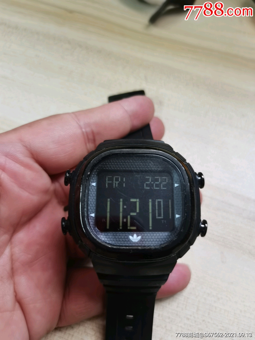 阿迪达斯电子手表