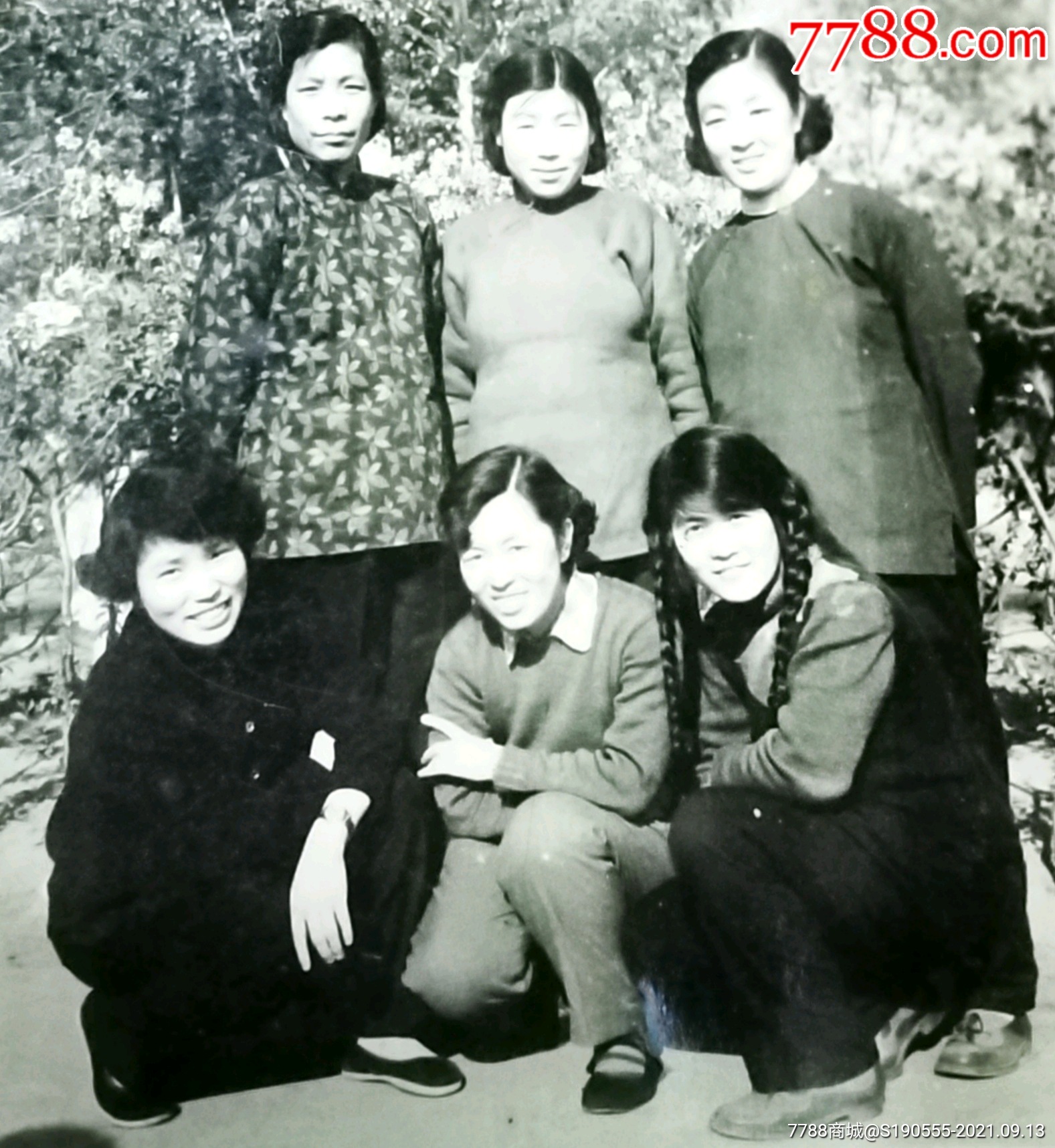 50年代穿花衣长辫子的6位美女合影老照片