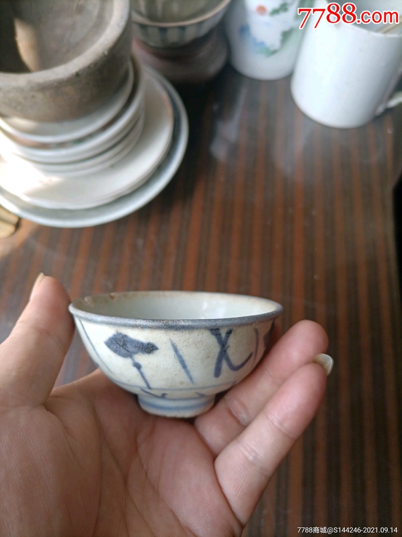 出水清代灵芝纹青花茶盏