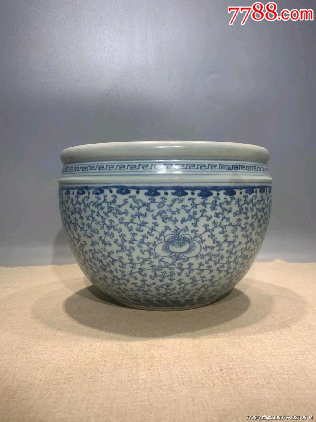 清代青花缠枝笔洗