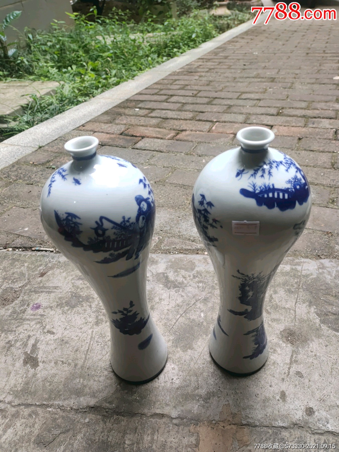 90年代左右景德镇厂货青花美人肩瓶子一对