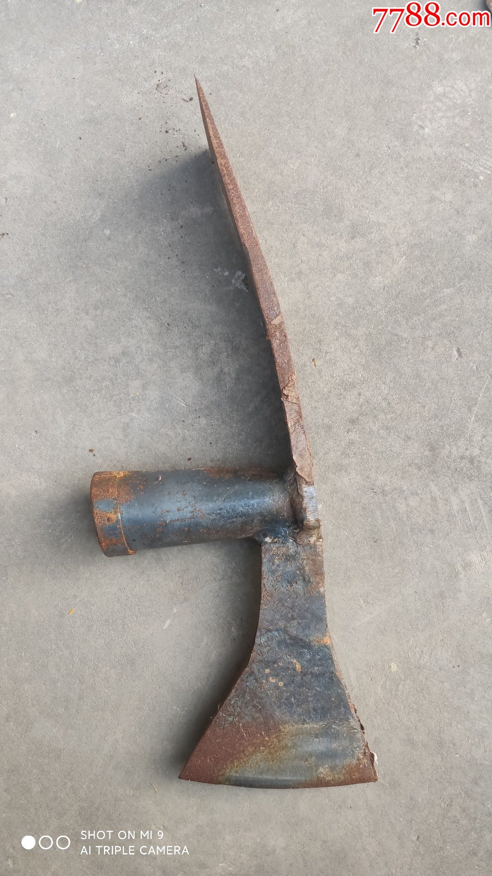 工具农具一个铁质工具农具能钩能刨一面是斧子一面是锄头大号的