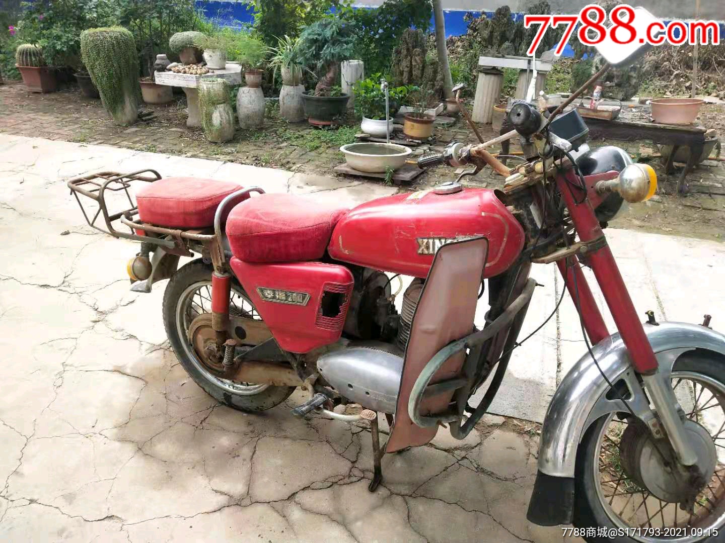 一辆九六年生产的幸福250摩托车
