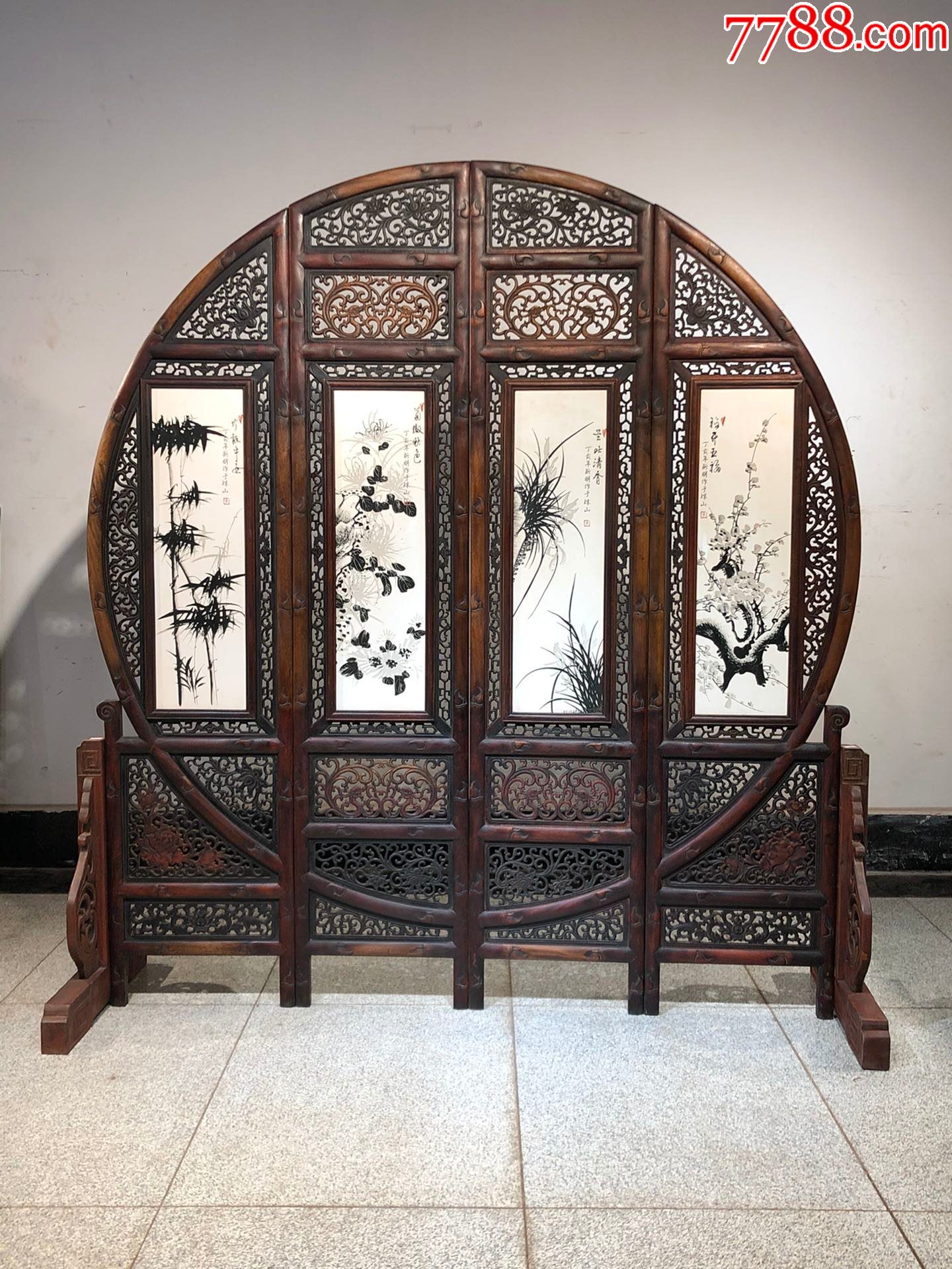 精品黄花梨老框镶瓷板画粉彩双面圆屏风一面是墨彩新民梅兰竹菊