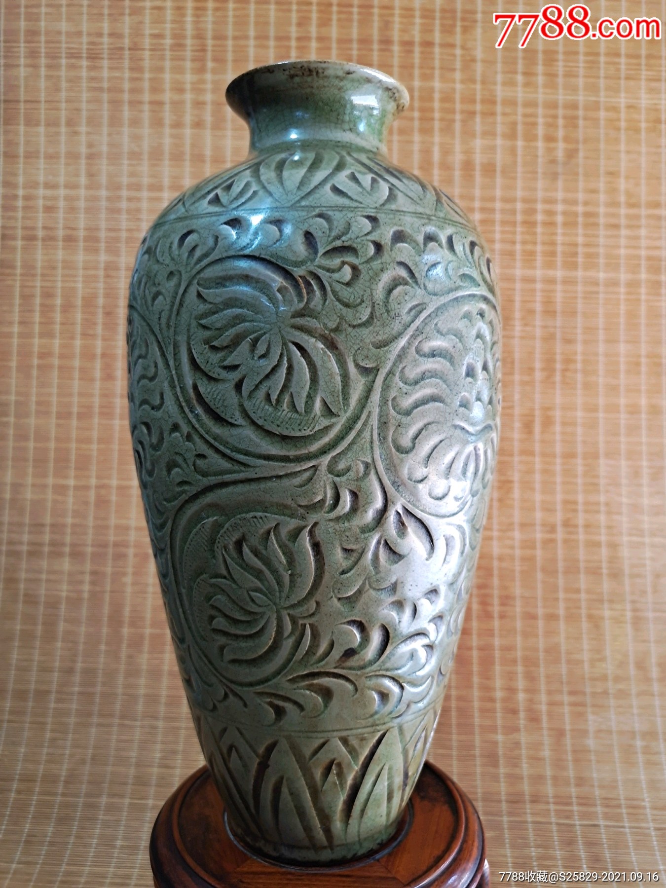 旧藏越窑刻花瓶