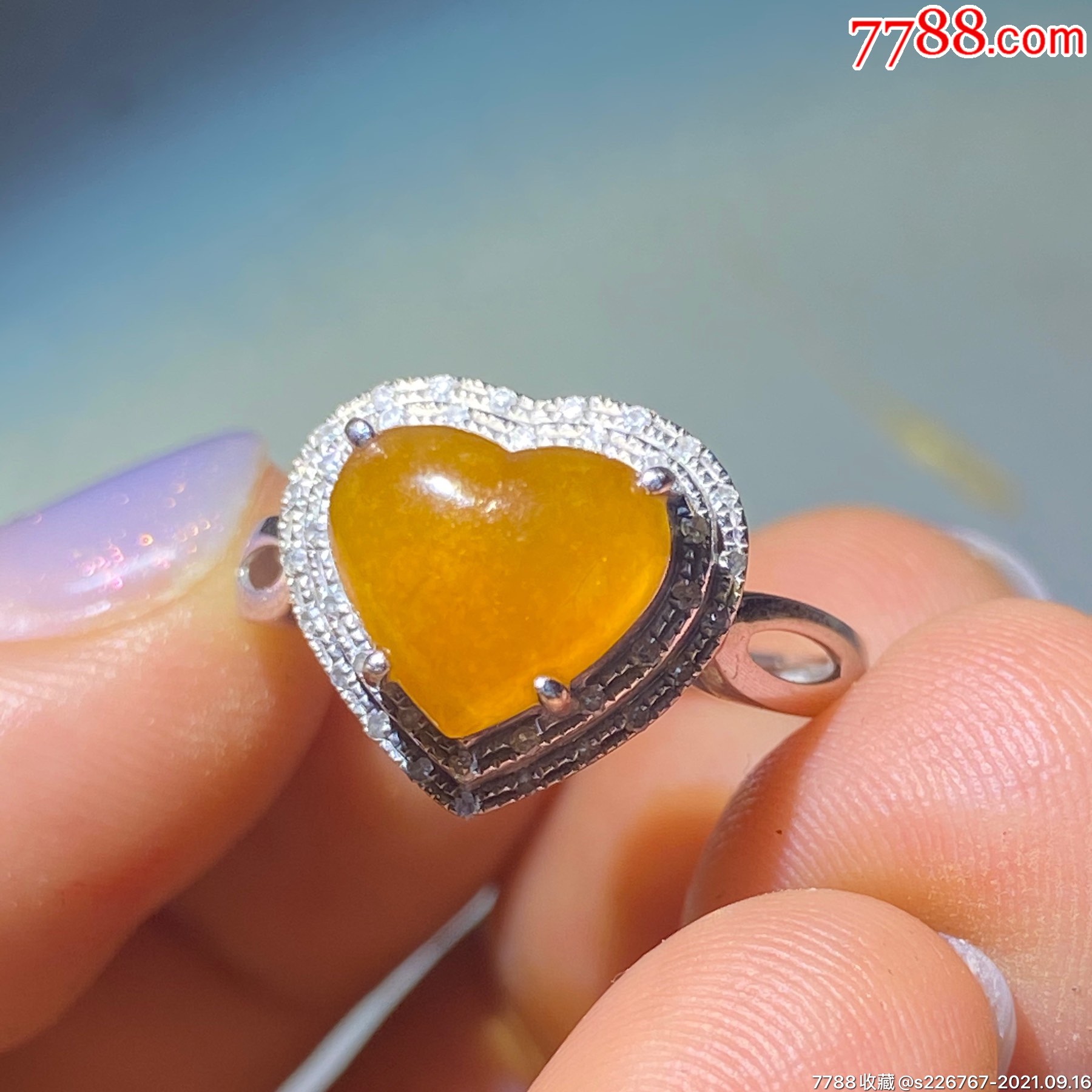 18k白金镶嵌冰黄翡翡翠爱心戒指