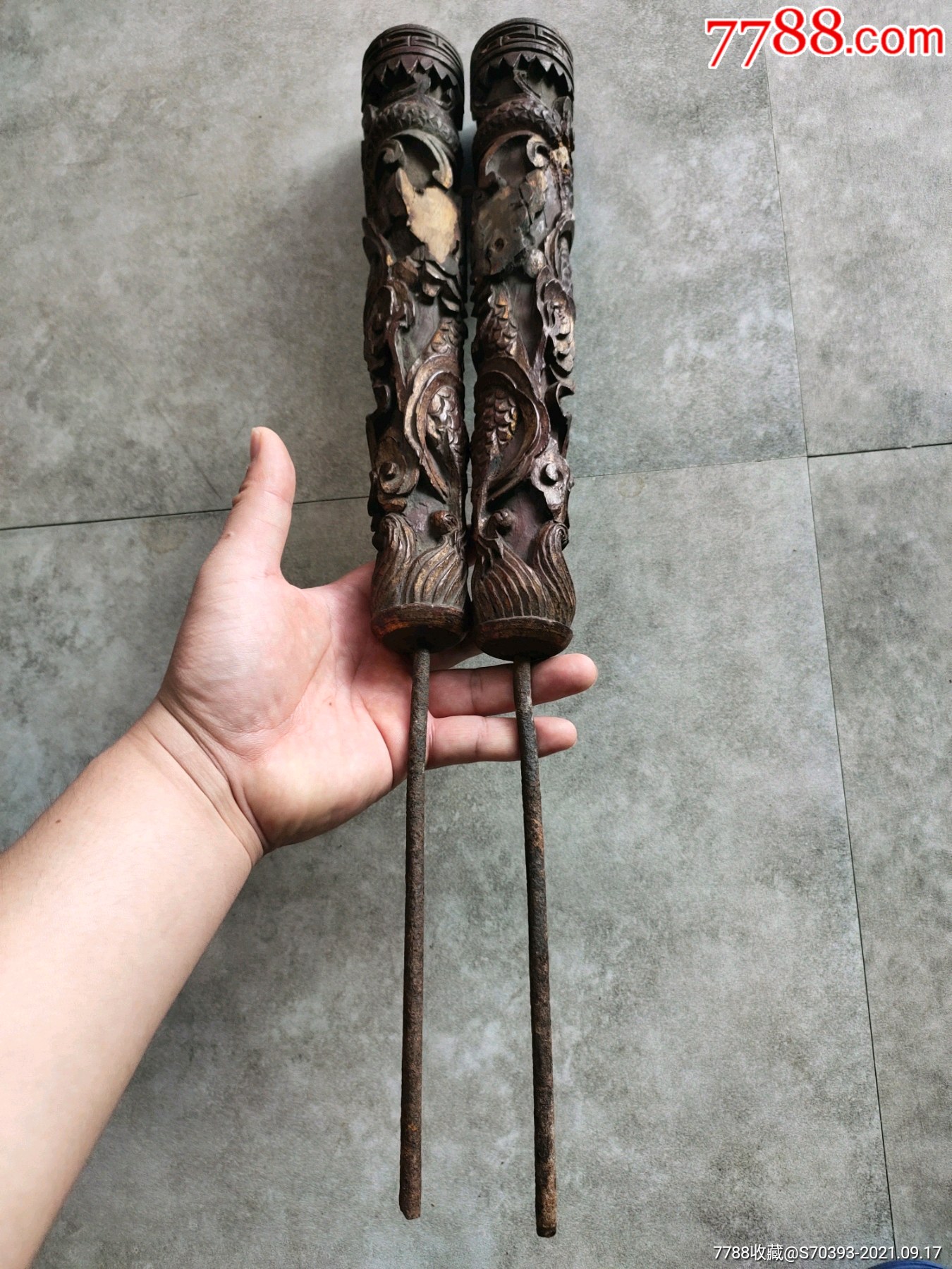 清代木雕双龙蜡烛台一对缺龙头如图