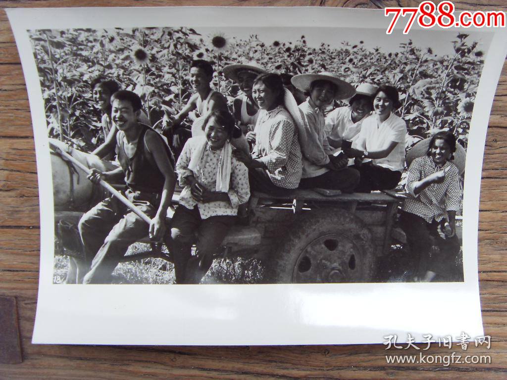 1972年,男女知青们坐着马车,建设边疆建设农村