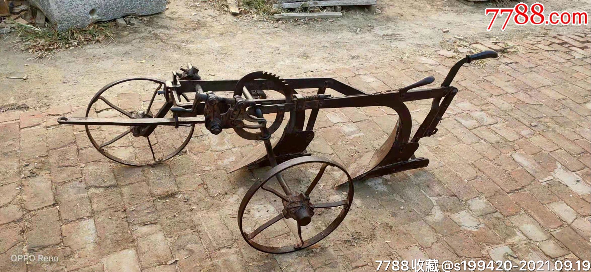 生产队时代耕地农具,铁双花犁.保存完整,展馆装修装饰.