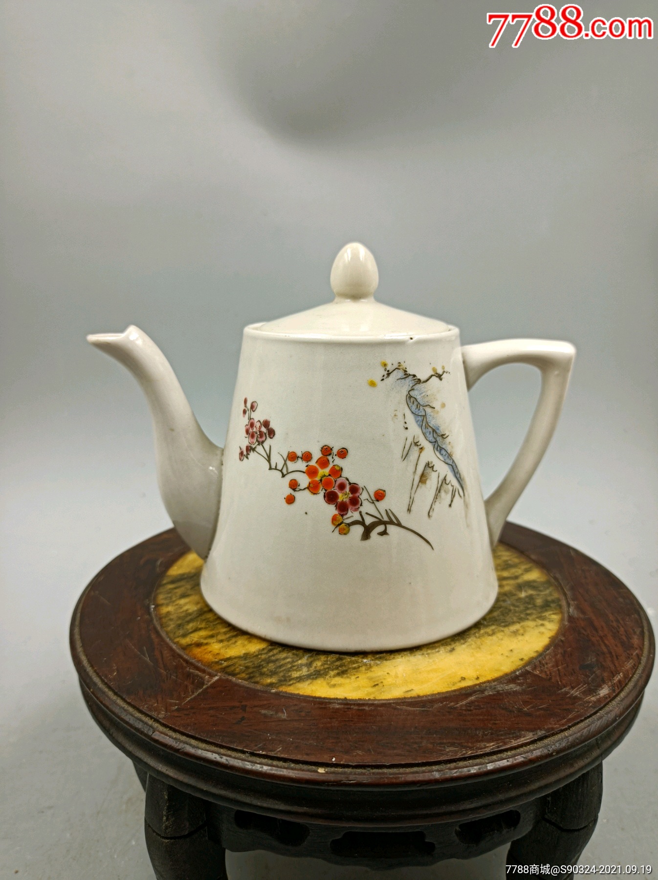 文革手绘梅花马蹄壶