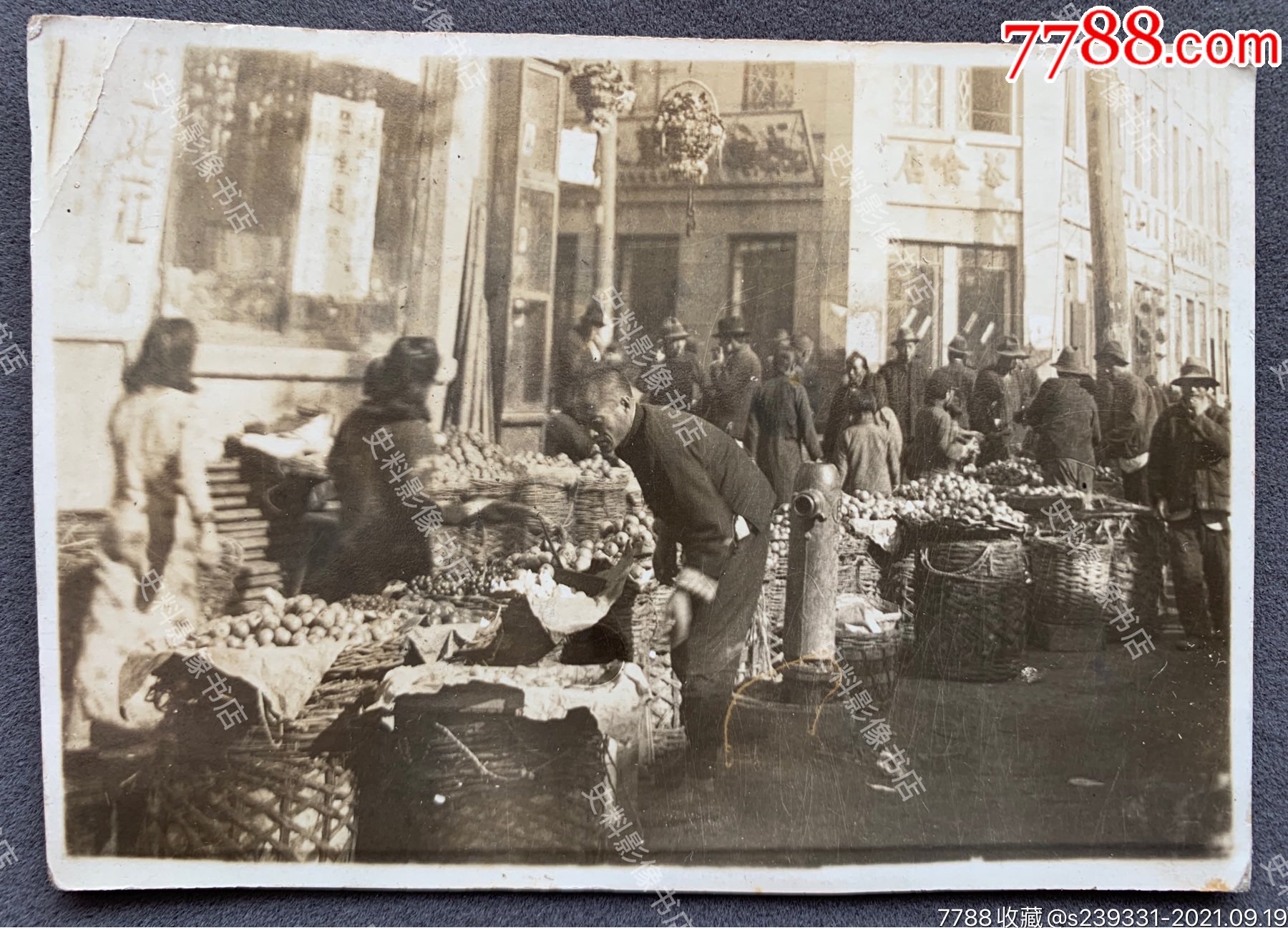 民国时期商业街口茶食店前农贸集市水果摊附近之热闹景象银盐老照片
