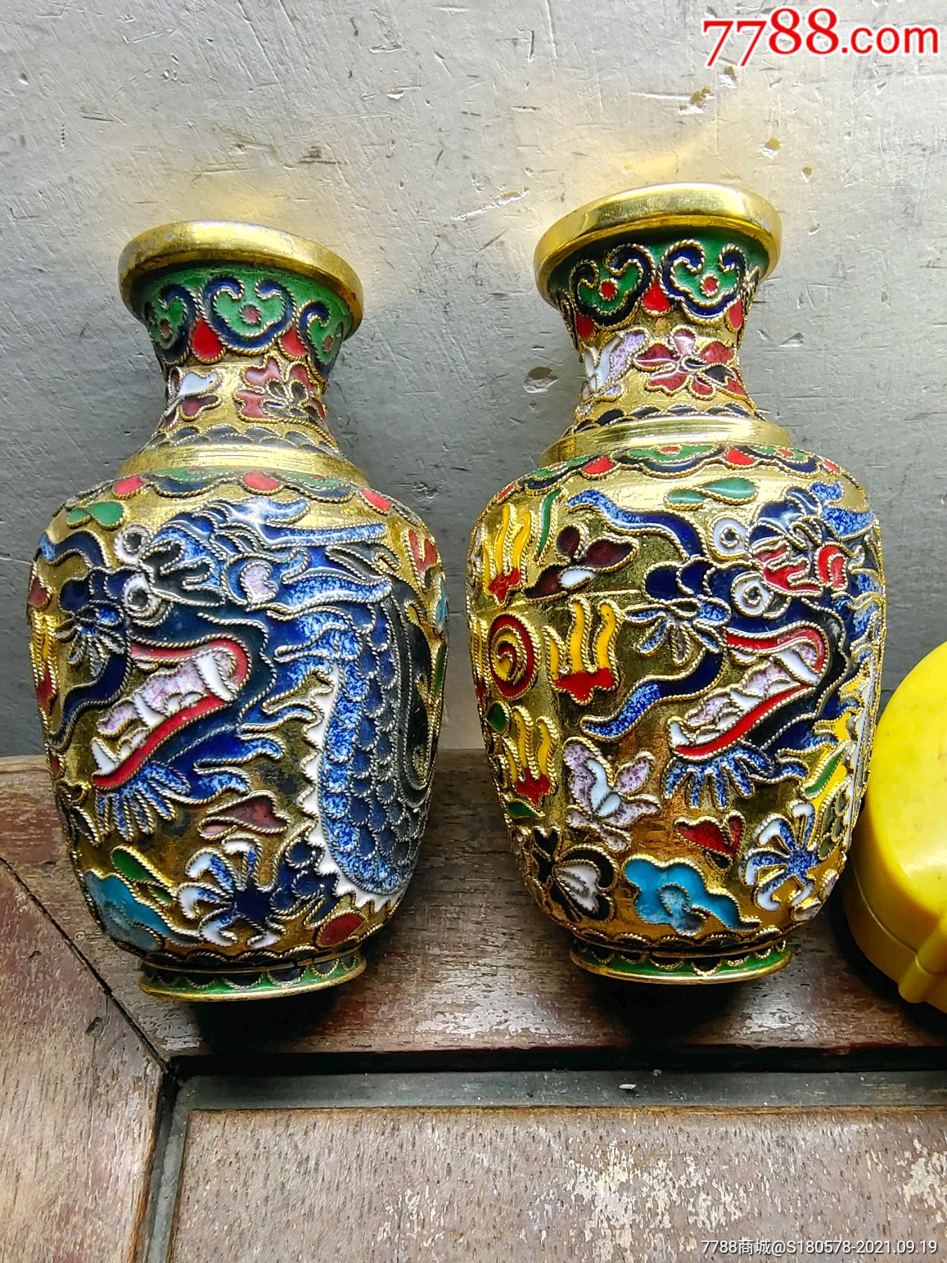 八十年代高10厘米铜胎或金属胎掐丝花卉飞龙逐日图景泰蓝珐琅彩花瓶两