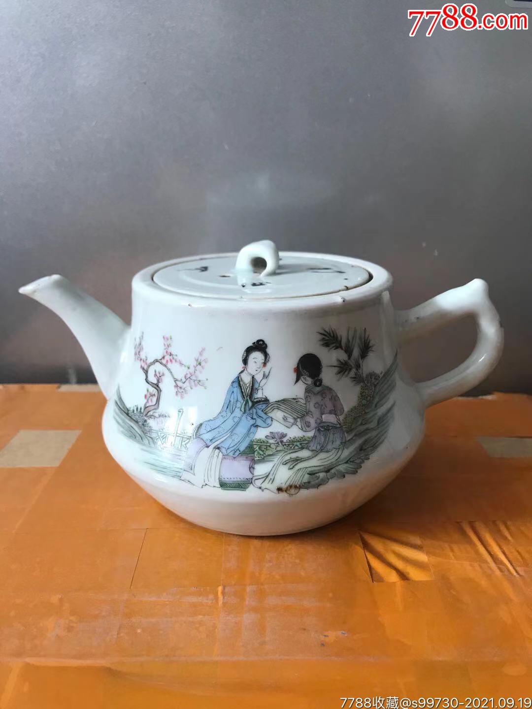 民国粉彩桃花美女人物端把壶