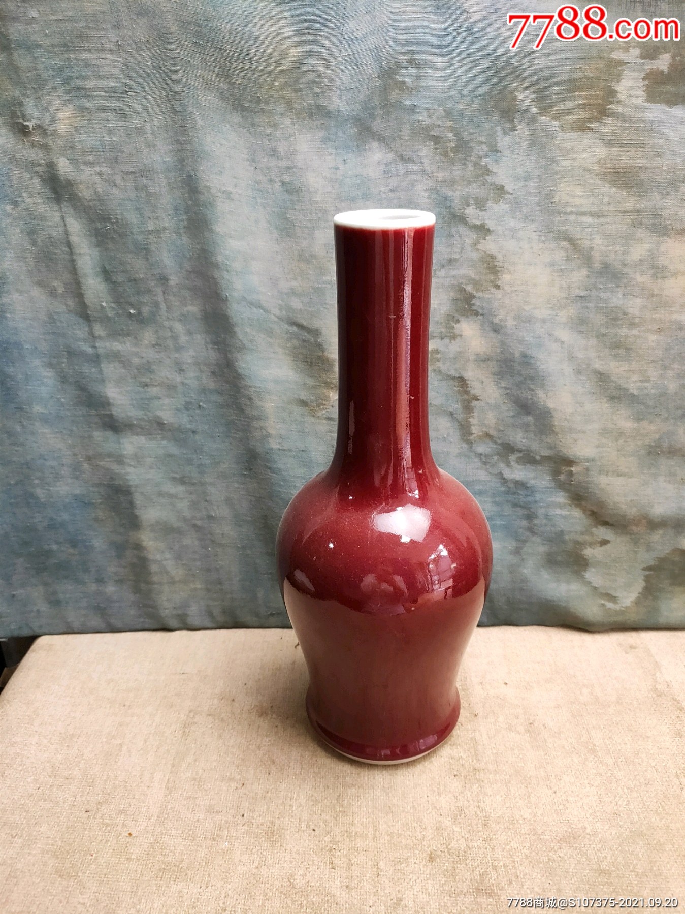 红釉花瓶釉色好完整