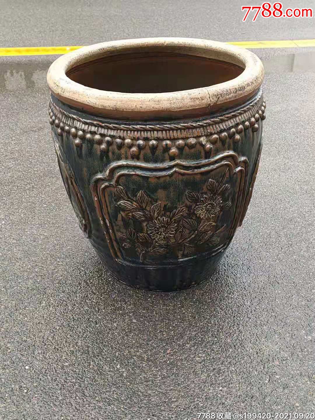 清代酱釉水缸,四面开窗,梅兰竹菊图案,造型精美,口沿有两道冲线,其它